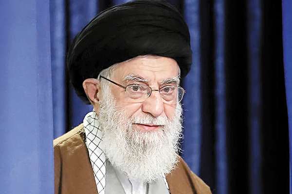 الرقابة في "ميتا" تسمح لـ"فيسبوك" بنشر شعار "الموت لخامنئي"