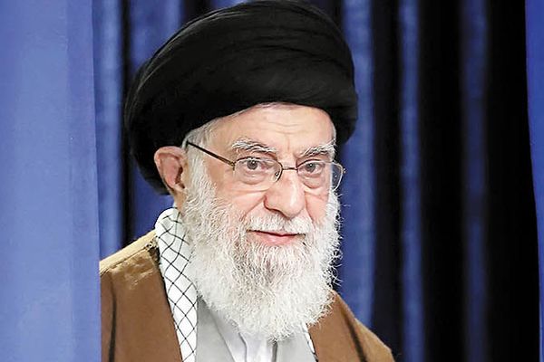 الرقابة في "ميتا" تسمح لـ"فيسبوك" بنشر شعار "الموت لخامنئي"