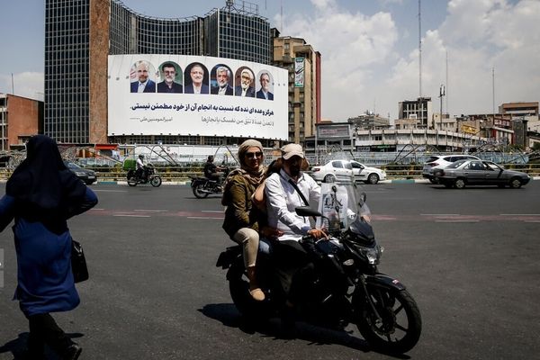 قبل يوم من إجرائها.. نشطاء وأسر الضحايا ومنظمات طلابية ونقابية يقاطعون الانتخابات في إيران