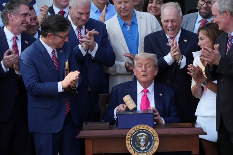 ترامپ در روز استقلال، «بسته عظیم کاهش مالیات و هزینه‌ها» را امضا کرد