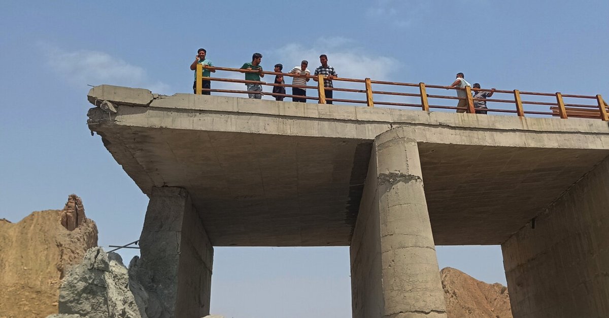 US strikes cut roads and bridges in southern Iran as ground assault talk grows