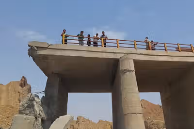 US strikes cut roads and bridges in southern Iran as ground assault talk grows