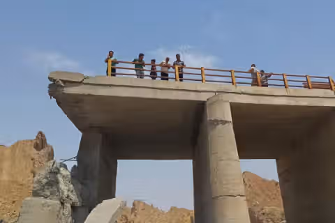 US strikes cut roads and bridges in southern Iran as ground assault talk grows