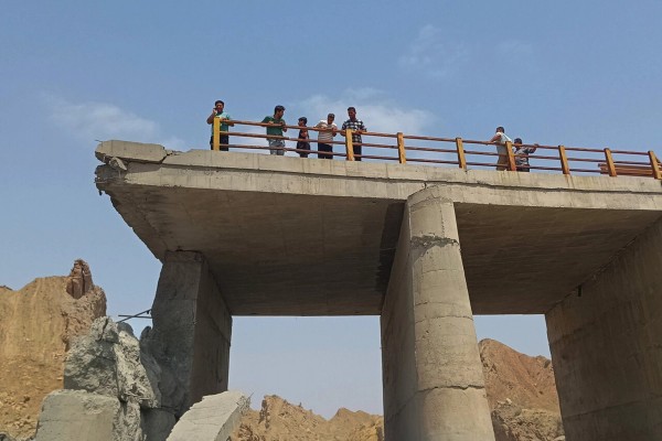 ضربات أميركية تقطع الطرق والجسور والسكك الحديدية جنوبي إيران وسط تصاعد الحديث عن هجوم بري