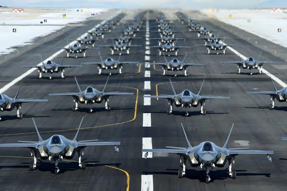 گزارش‌ها از آماده‌باش گسترده آمریکا با جنگنده‌های اف-۳۵ و سامانه‌های پدافند موشکی