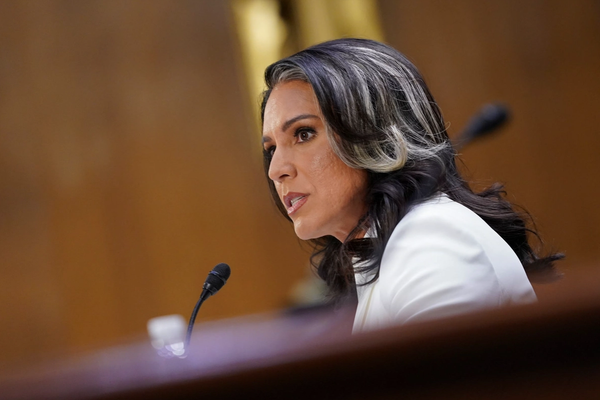 المخابرات الأميركية: إيران لا تبني قنبلة نووية.. لكننا نراقب الوضع عن كثب