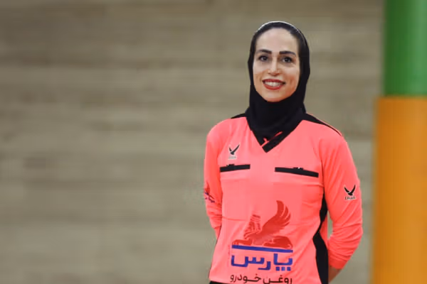 نیلوفر میرکریمی، در اعتراض به جنایات جمهوری اسلامی، از داوری در فوتسال زنان کنارهگیری کرد