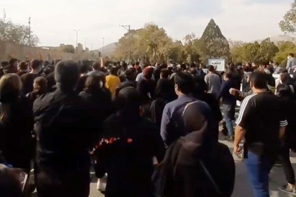 استمرار الانتفاضة الشعبية في إيران.. وهتافات ضد النظام من الجامعة إلى الشارع