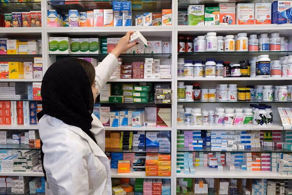 بعد فشل خطة الحكومة.. ارتفاع أسعار الأدوية والمعدات الطبية والخدمات العلاجية في إيران 70 %