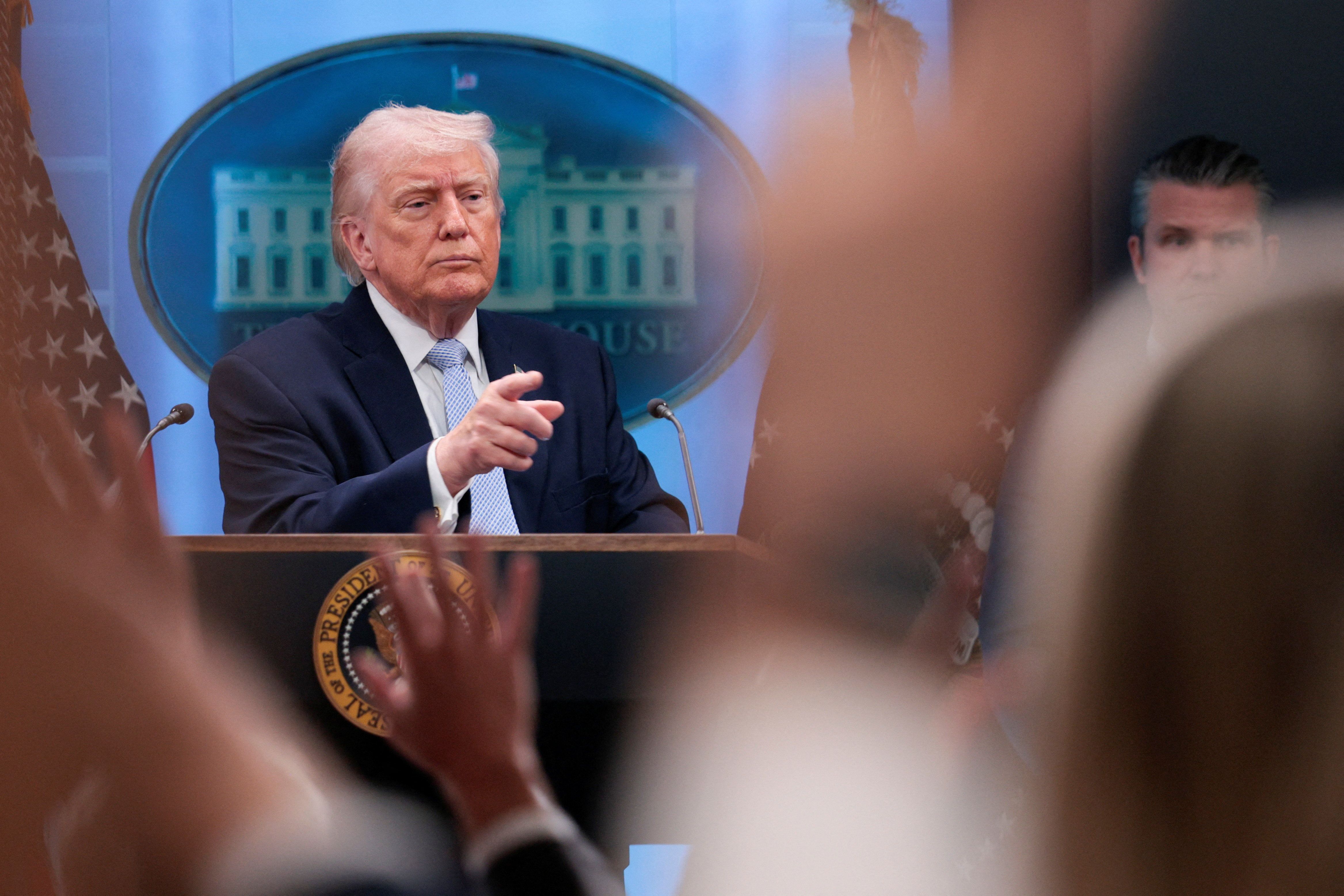 دونالد ترامپ: تامین‌کنندگان سلاح به ایران مشمول تعرفه ۵۰ درصدی می‌شوند