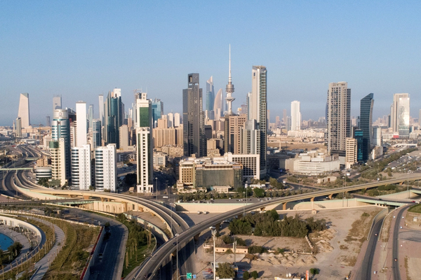 الكويت: خروج عدد من خطوط نقل الكهرباء عن الخدمة جراء الهجمات الإيرانية
