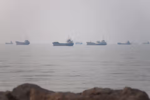 ادامه تقابل تهران و واشینگتن در خلیج فارس؛ سپاه یک کشتی با پرچم تایلند را هدف قرار داد