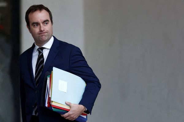 وزير دفاع فرنسا: موقف ترامب بشأن أوكرانيا "رسالة كارثية" لإيران والصين وكوريا الشمالية