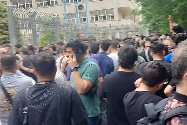 احتجاجًا على عدم تحقيق مطالبهم.. إضراب أكثر من 8 آلاف عامل في قطاعي النفط والغاز بإيران