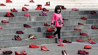 قتل النساء في إيران: جريمة عائلية أم استراتيجية حكومية لقمعهن؟