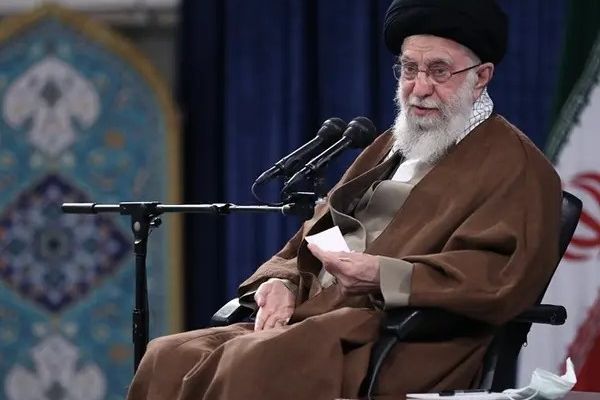 بعد يوم واحد من خطاب ولي عهد إيران السابق.. خامنئي يحذر من عودة العائلة الملکيّة