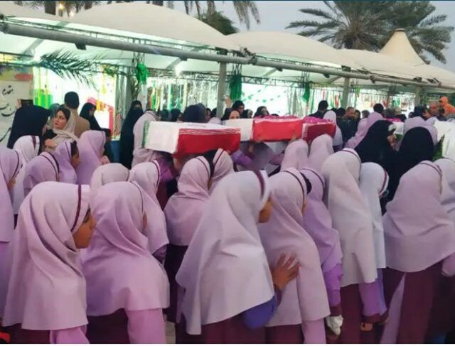 تشکل‌های صنفی فرهنگیان گذاشتن تابوت بر دوش دختران دانش‌آموز را محکوم کرد