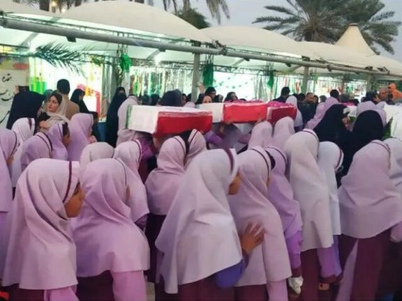 تشکلهای صنفی فرهنگیان گذاشتن تابوت بر دوش دختران دانشآموز را محکوم کرد