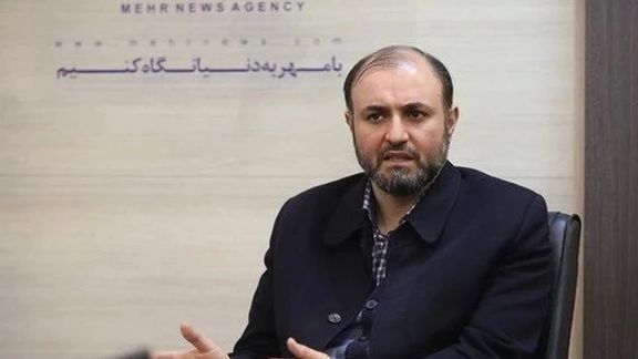 میثم نیلی، مالک وبسایت رجانیوز، محمدمهدی اسماعیلی را در ثبتنام برای انتخابات زودهنگام ریاست جمهوری همراهی کرد