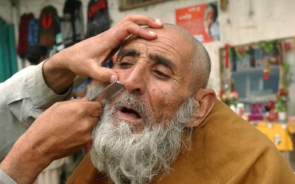 طالبان: على الحلاقين الالتزام بالشريعة، حلق اللحية حرام