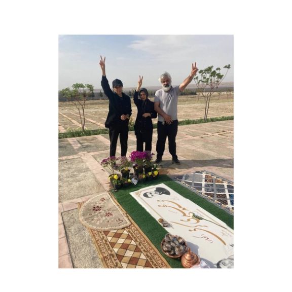 مادر سیاوش محمودی بر مزار محمدمهدی کرمی