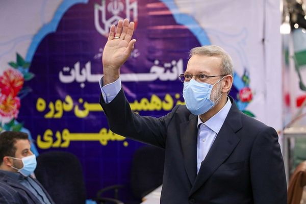 رئيس البرلمان الإيراني السابق يحذر من انهيار سياسي في بلاده