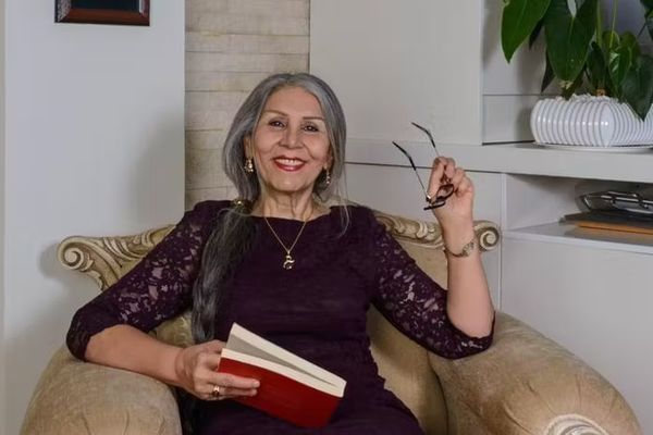 اتحاد الكتّاب البريطاني يحذر إيران من إعادة شاعرة بهائية إلى السجن بعد تدهور حالتها الصحية