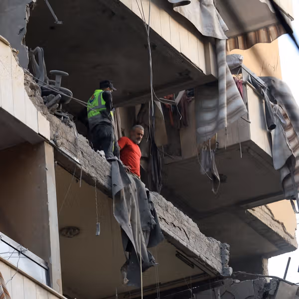 لاريجاني يدعو إلى مواجهة مباشرة مع إسرائيل بعد مقتل قائد بارز في حزب الله اللبناني