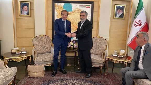 Director-general of the International Atomic Energy Agency (IAEA) Rafael Grossi (left) and Behrouz Kamalvandi, spokesman for the Atomic Energy Organization of Iran (AEOI) in Tehran (May 2024)
