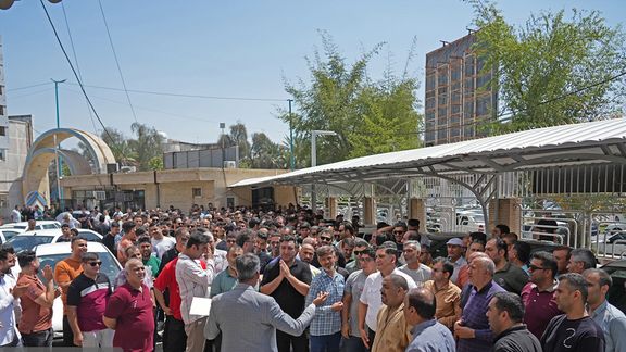 بازاریان بندرعباس در اعتراض به افزایش مالیات تجمع کردند