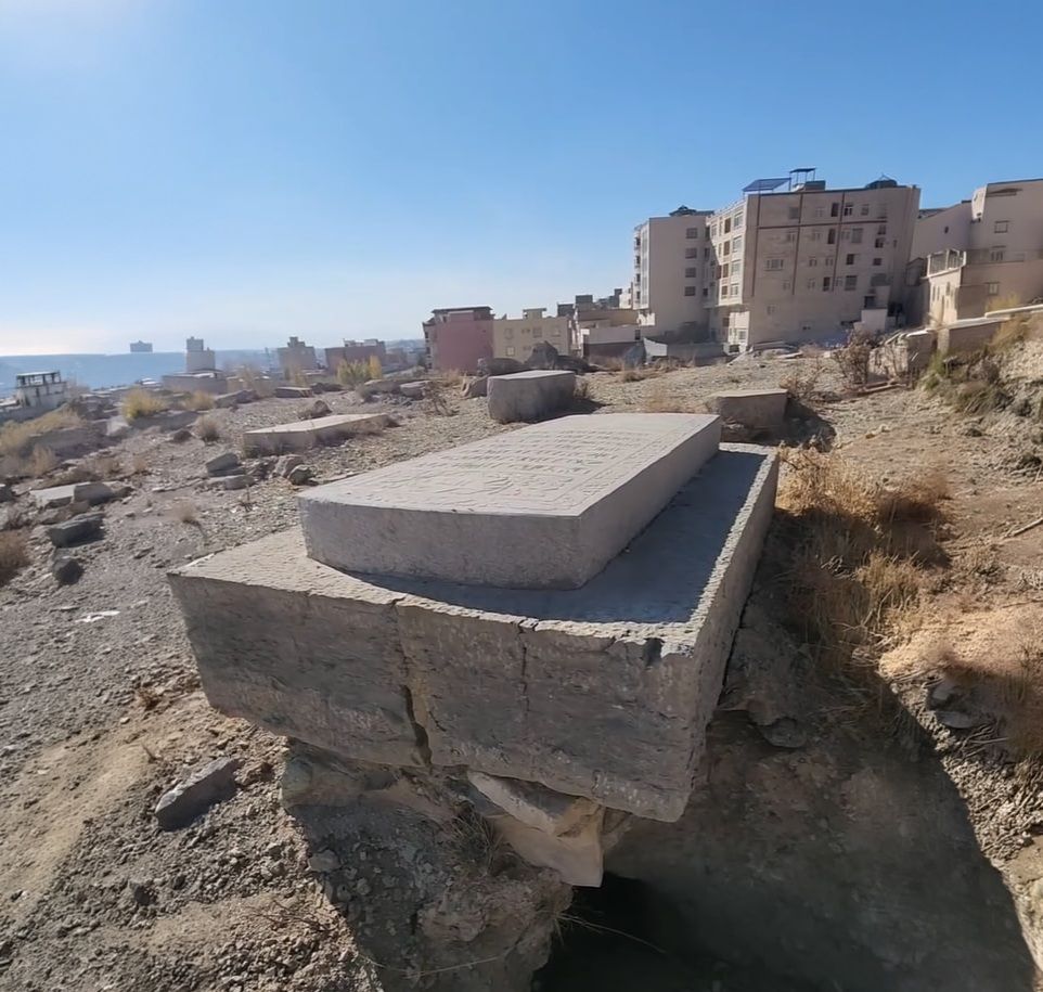 گیلیارد، آرامستان تاریخی یهودیان در دماوند، در محاصره زباله و تخریب گسترده قبور قرار دارد