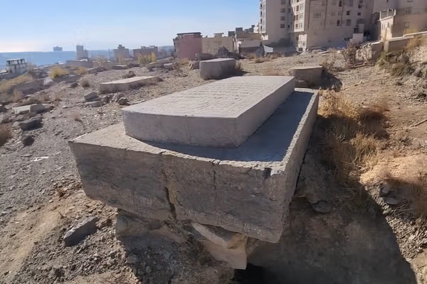 گیلیارد، آرامستان تاریخی یهودیان در دماوند، در محاصره زباله و تخریب گسترده قبور قرار دارد