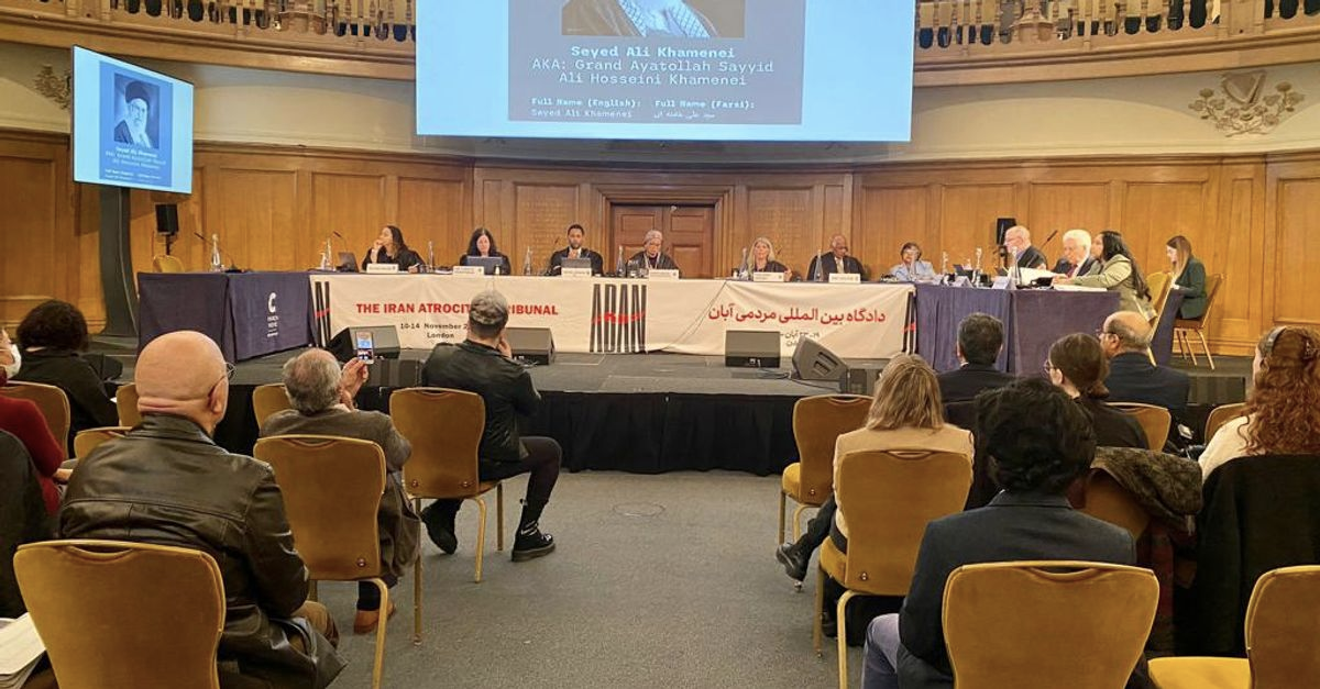 محكمة نوفمبر الشعبية الدولية تؤكد تورط خامنئي و12 مسؤولاً إيرانيا في جرائم ضد الإنسانية