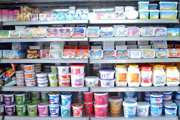 مسؤول نقابي إيراني: موجة الغلاء في أسعار الألبان ستستمر