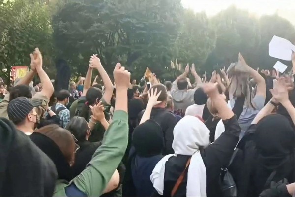 اتساع المظاهرات في إيران لليوم الرابع.. ودخول مدن كبرى جديدة على خط الاحتجاجات