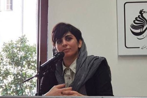 "إيران إنترناشيونال": الأمن الإيراني يعتقل فنانة وكاتبة رفضت تحذيرات بشأن الحجاب
