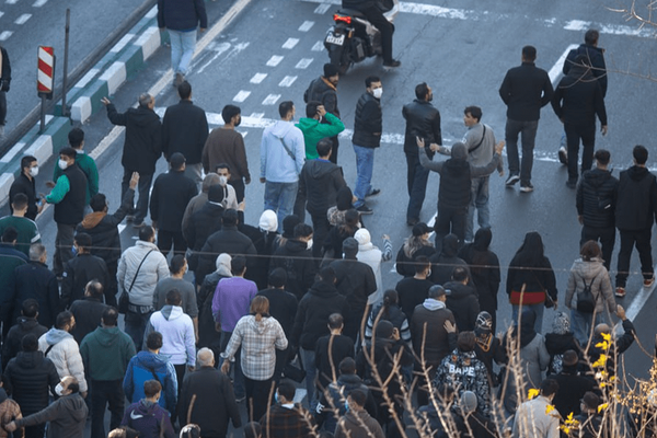 استمرار الاحتجاجات المتفرقة في طهران ومدن أخرى وشعارات ضد خامنئي