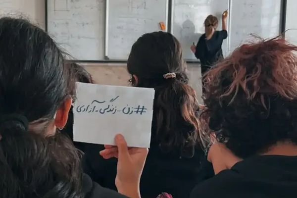 170 ناشطا إيرانيا: طريقة حكم النظام "مدمرة" والتركيز على الحجاب الإجباري "أمر صادم"