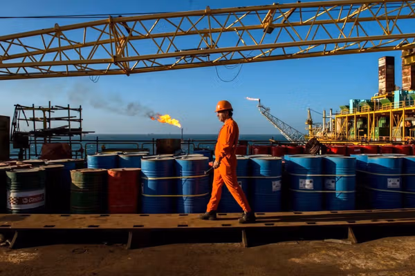 انخفاض صادرات النفط الإيراني إلى الصين نتيجة العقوبات وتراجع الطلب