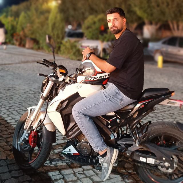 رضا شیخ بارانی، در فردیس کرج با اصابت گلوله به ناحیه جمجمه توسط سرکوبگران کشته شد