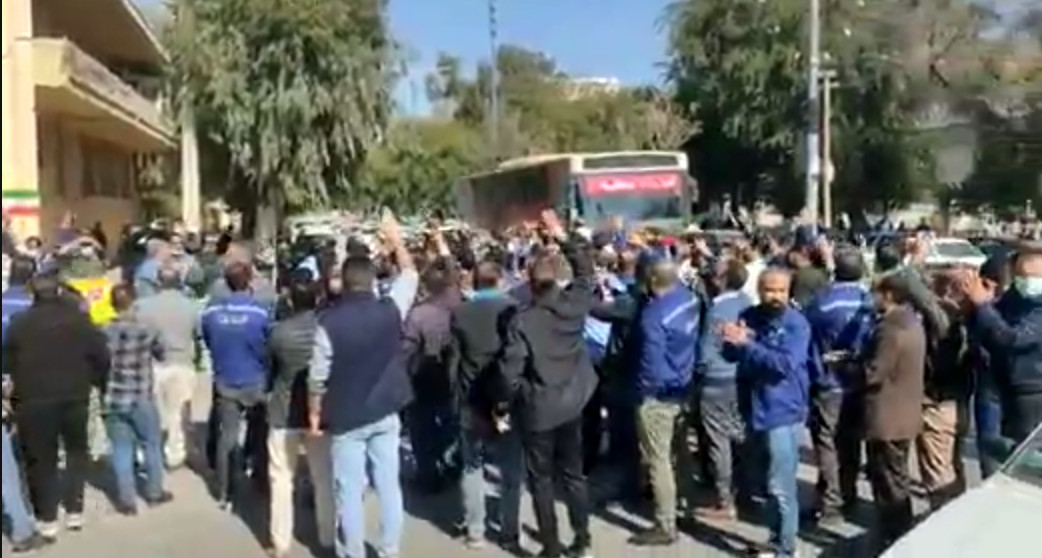 احتجاجات عمالية على سوء الأوضاع المعيشية تجوب شوارع الأهواز جنوب غربي إيران