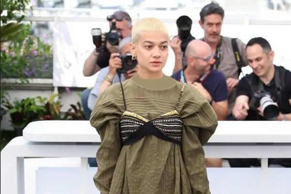 منع الممثلة الإيرانية صدف عسكري من مغادرة البلاد بعد ظهورها دون الحجاب الإجباري