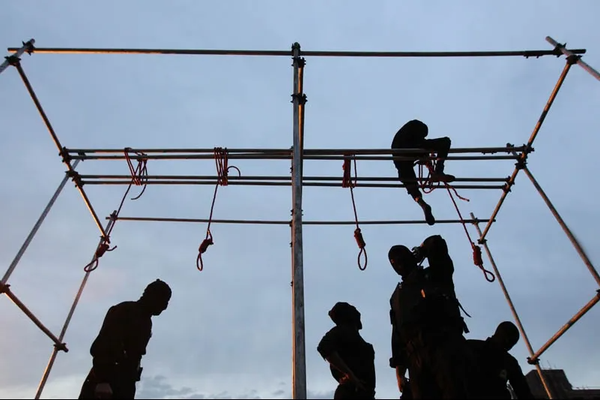 إيران: تنفيذ إعدام علني بحق سجين بعد إدانته بقتل ثلاثة أشخاص