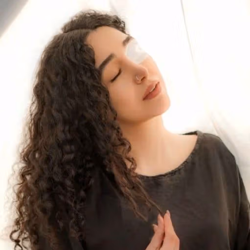 نیلوفر آقایی در محل اصابت گلوله به چشمش؛ «تو که دیدی غرق خونم، چرا یکی دیگر به شکمم زدی؟»