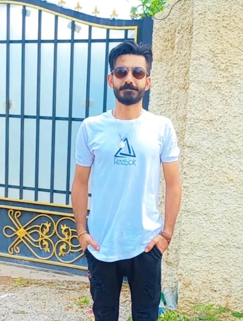 حسین شیرمحمدی، ۳۴ ساله اهل دزفول، هدف دو گلوله جنگی قرار گرفت و جان باخت