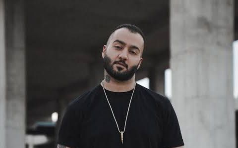 صفحه توماج صالحی از کارشکنی دادگاه انقلاب در روال اداری پرونده این خواننده خبر داد