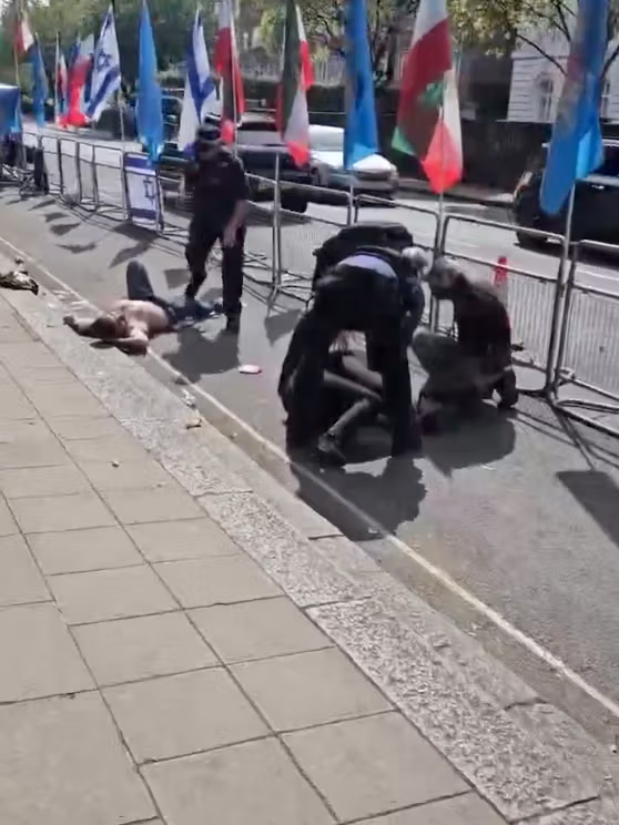 شرطة لندن تعتقل 8 أشخاص إثر مظاهرة لمعارضين ومؤيدين لإيران أمام السفارة