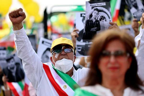 Families Of Iran's 1988 Massacre Victims Barred From Cemetery