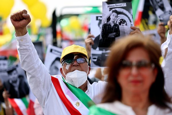 Families Of Iran's 1988 Massacre Victims Barred From Cemetery