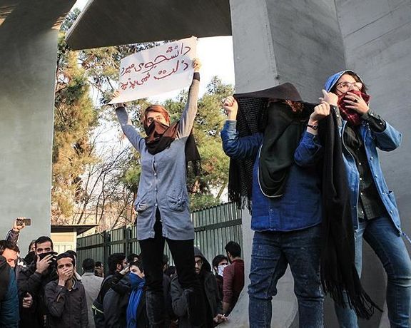 تعلیق مشروط دانشجویان هنر به دلیل نداشتن مقنعه